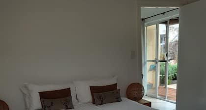 Enjoy the serenity! Entire villa within walking distance of Middleton Beach.