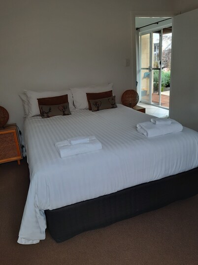 Enjoy the serenity! Entire villa within walking distance of Middleton Beach.  