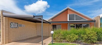 Enjoy the serenity! Entire villa within walking distance of Middleton Beach.  