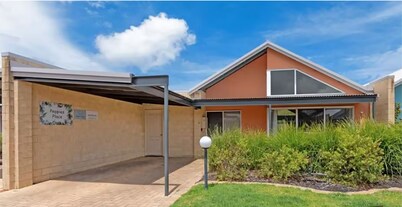Enjoy the serenity! Entire villa within walking distance of Middleton Beach.  