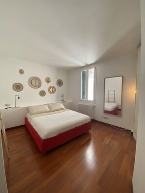 3 habitaciones, tabla de planchar con plancha, wifi y ropa de cama 