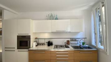 Cafetera y tetera, licuadora y utensilios de cocina