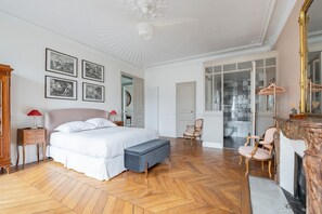 3 bedrooms, desk, WiFi, bed sheets