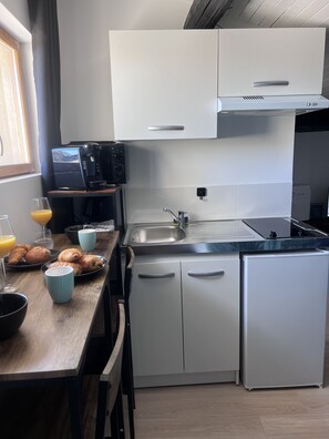 Køleskab, mikrobølgeovn, kogeplade, kaffe-/temaskine
