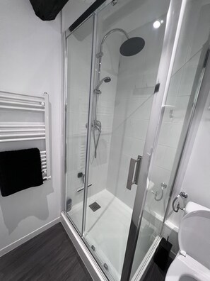 Hårtørrer, håndklæder, Sæbe, Toiletpapir