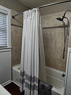 Douche, séchoir à cheveux, serviettes fournies