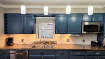 Jääkaappi, mikroaaltouuni, uuni, liesi