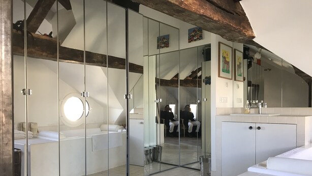 A modern bathroom with a glass shower enclosure, a white sink, and a large mirror. - Au Cœur de Saint Germain ! 80m2 Confortable, Calme et Lumineux Avec vue (Paris)