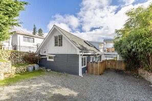 Unclassified image, 5 of 47, button