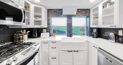 Lakefront cottage with AC