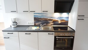 ثلاجة، فرن، موقد طهي مسطح، غسالة أطباق