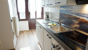 Fridge, oven, stovetop, dishwasher - Ruhige Ferienwohnung in Tönning für bis zu 4 Personen (Tönning)