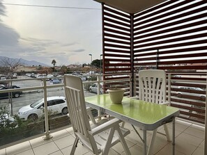 Outdoor dining - Tranquil Apartment with Terrace & Parking, 2km from Beach - Argelès-sur-Mer (Argelès-sur-Mer)