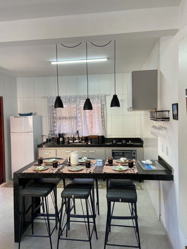 Fridge, oven, stovetop, coffee/tea maker - Casa Jardim Riviera Tomaz (Paraty)