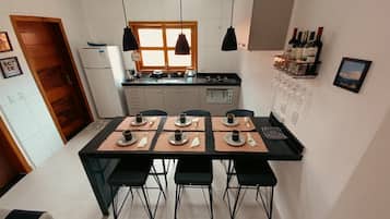 Jääkaappi, uuni, liesi, kahvin-/teenkeitin