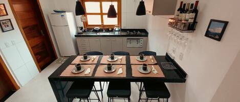 Réfrigérateur, four, plaque de cuisson, cafetière/bouilloire