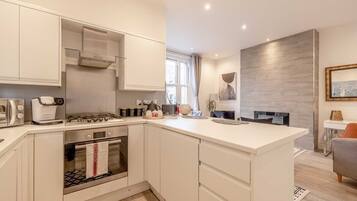 Refrigerador, horno, lavavajillas y tostadora