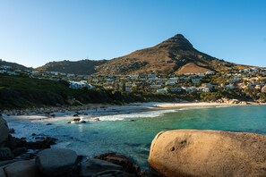 Una spiaggia nelle vicinanze