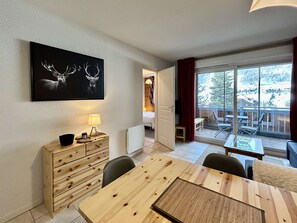 Interior - Cozy 2BR Apartment near Serre Chevalier Slopes with Balcony and Modern Amenities (La Salle-les-Alpes)