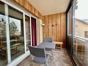 Outdoor dining - Cozy 2BR Apartment near Serre Chevalier Slopes with Balcony and Modern Amenities (La Salle-les-Alpes)