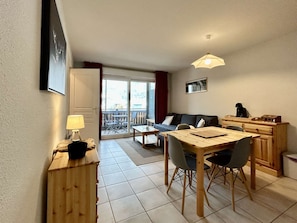 TV - Cozy 2BR Apartment near Serre Chevalier Slopes with Balcony and Modern Amenities (La Salle-les-Alpes)