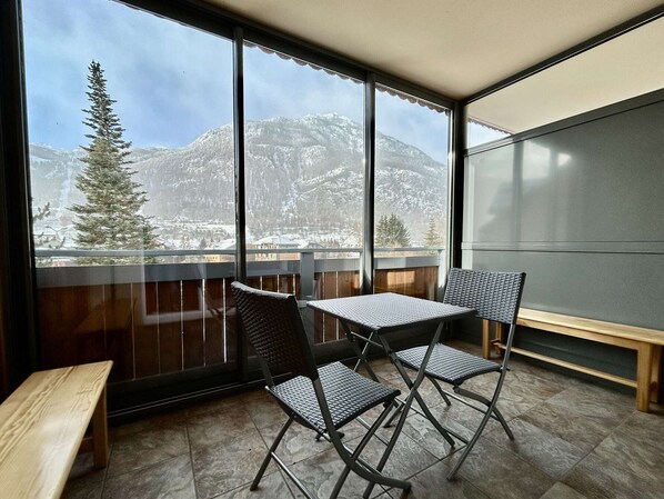 Outdoor dining - Cozy 2BR Apartment near Serre Chevalier Slopes with Balcony and Modern Amenities (La Salle-les-Alpes)
