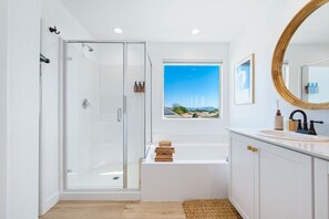 Shower, hair dryer, towels, soap - Casa Tulum · Desert Dreamland-Your Coachella Escape Oasis (Coachella)