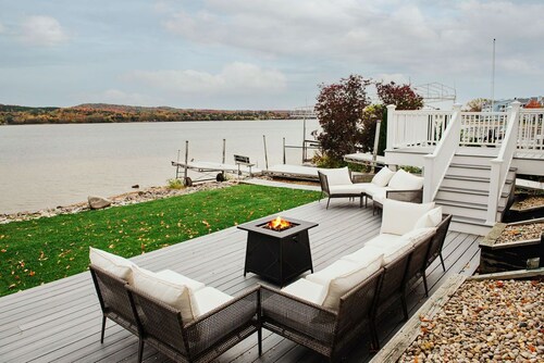 Escape at the Lake: Hot tub on Lake Charlevoix