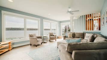 Smart-TV, Kamin, Arbeitsbereiche