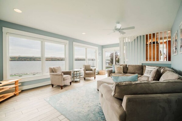 Smart TV, chimenea y oficina