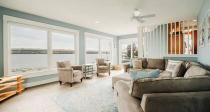 Escape at the Lake: Hot tub on Lake Charlevoix