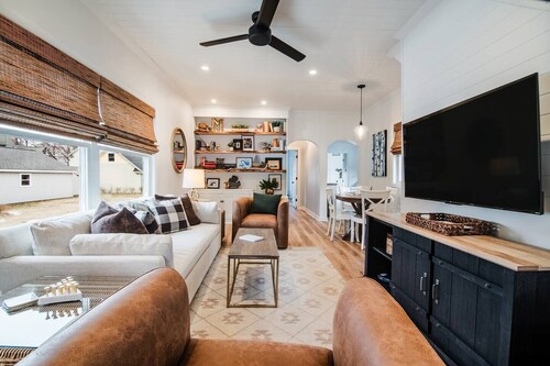 Kingfisher Cottage: Walk to Town: 10 min to Ski hill