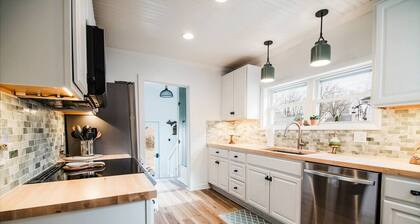 Kingfisher Cottage: Walk to Town: 10 min to Ski hill