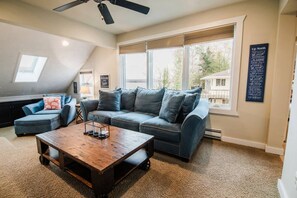 Smart TV, chimenea, oficina