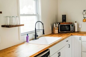 Een koelkast, een microgolfoven, een oven, een kookplaat