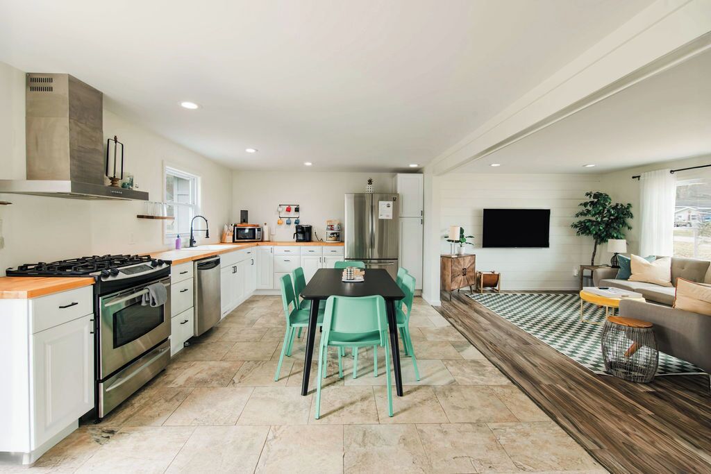Réfrigérateur, four à micro-ondes, un four, surface de cuisson