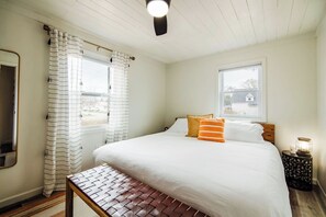 3 Schlafzimmer, Schreibtisch, Bügeleisen/Bügelbrett, Reisekinderbett