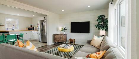 Smart TV, libros y oficina