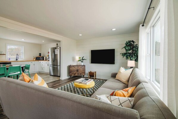 Smart-tv, boeken en een kantoor