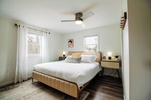 3 slaapkamers, een bureau, een strijkplank/strijkijzer, reisbedje