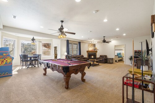 Woodland Retreat, Near Branson Fun, FirePit, PS5!