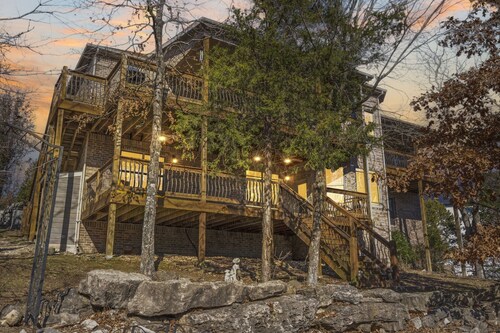 Woodland Retreat, Near Branson Fun, FirePit, PS5!