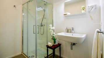 Dusche, Regendusche, Haartrockner, Bademäntel