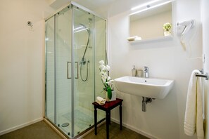 Een douche, een regendouche, een haardroger, badjassen