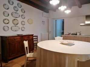 舒适双人房或双床房, 花园景观 | 共用厨房 | 冰箱、微波炉、洗碗机