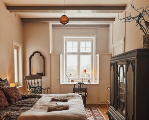 Mixi´s Room with woodland view | 記憶床墊、獨特裝潢、布置獨特、熨斗/熨衣板