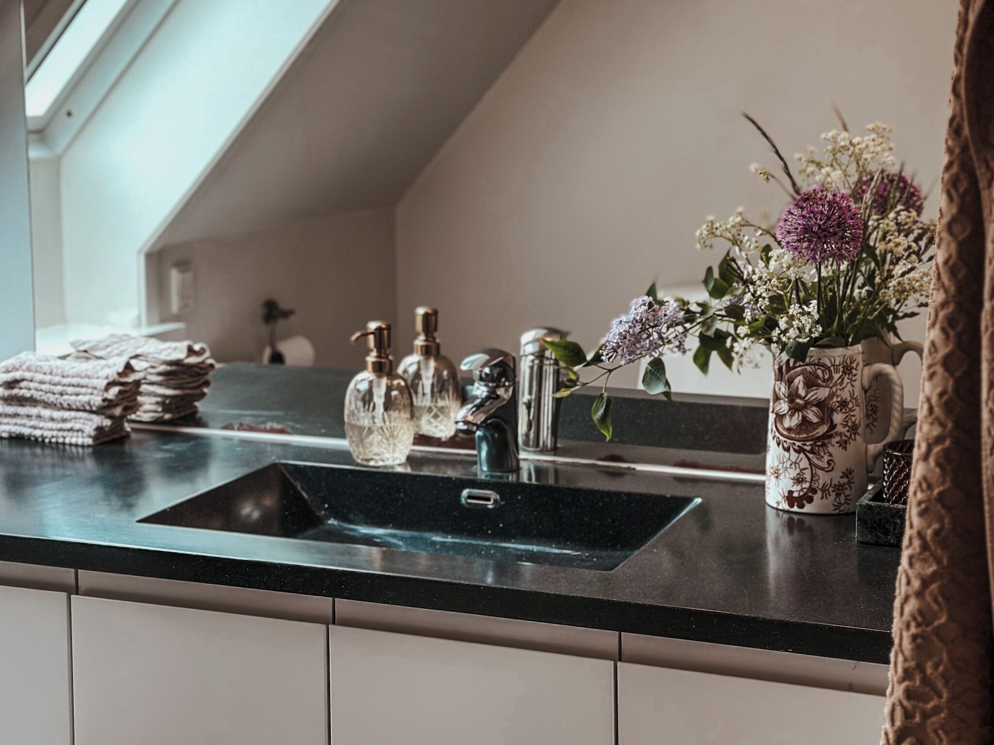 Buồng tắm vòi sen, đồ dùng nhà tắm thân thiện với môi trường, khăn tắm 