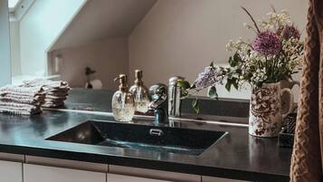 Regadera, amenidades de baño ecológicas, toallas