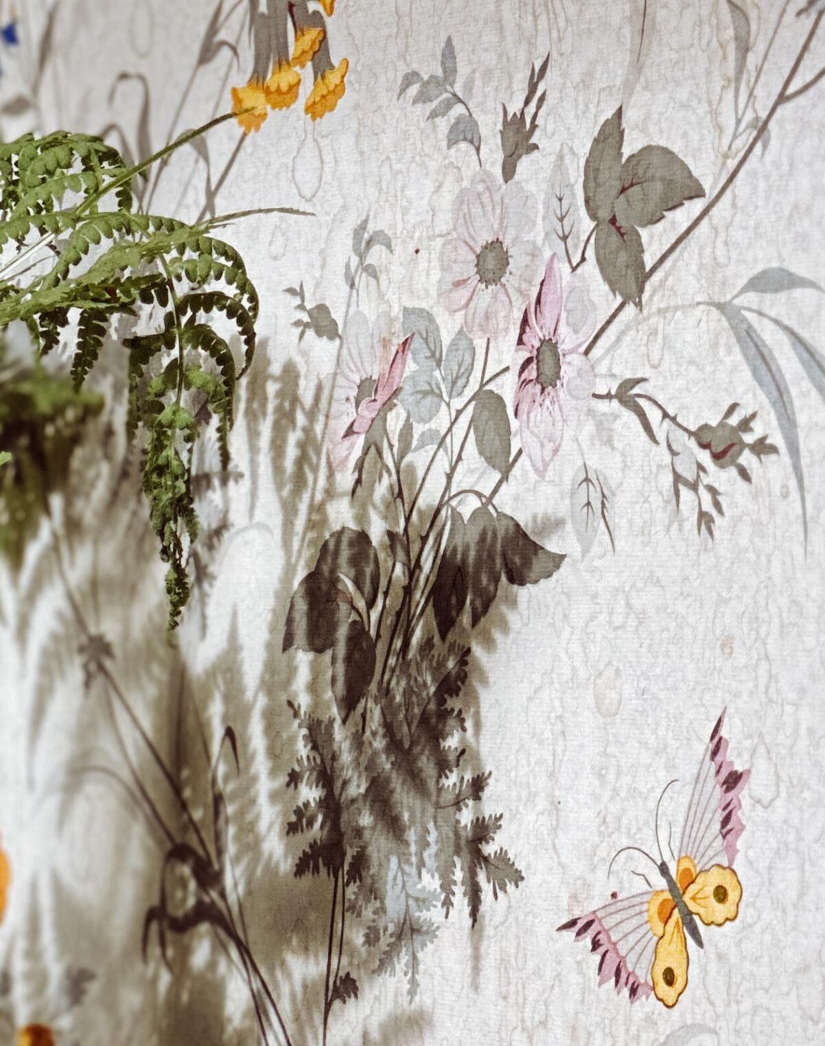 Papel tapiz floral con diseño de mariposa y helecho.