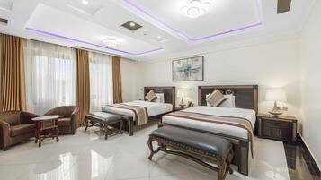 Escritorio, espacio para trabajar con laptop y wifi gratis